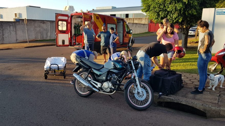 Mulher fica ferida em acidente entre carro e moto no Bairro Pacaembu, em Cascavel