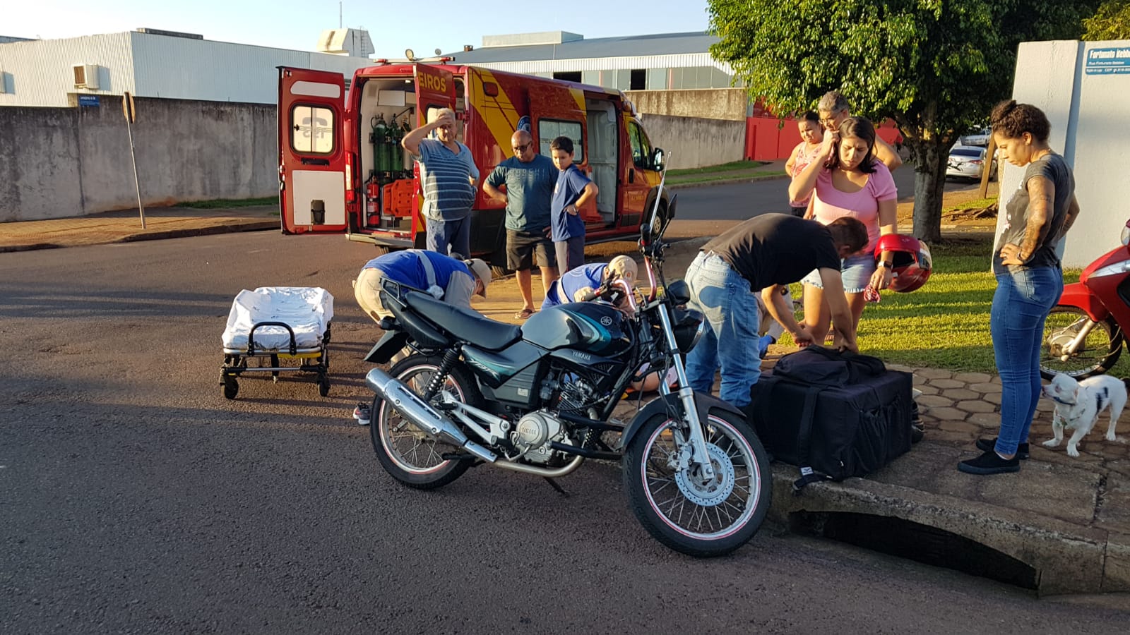 Mulher fica ferida em acidente entre carro e moto no Bairro Pacaembu, em Cascavel