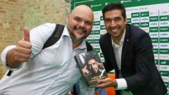 Abel Ferreira recebe sócios-torcedores Avanti na FAM e os presenteia com livro autografado