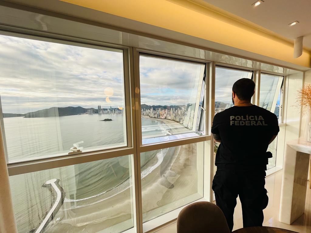 Polícia Federal e a Receita Federal desarticulam organização criminosa especializa em lavagem de dinheiro do tráfico internacional de drogas