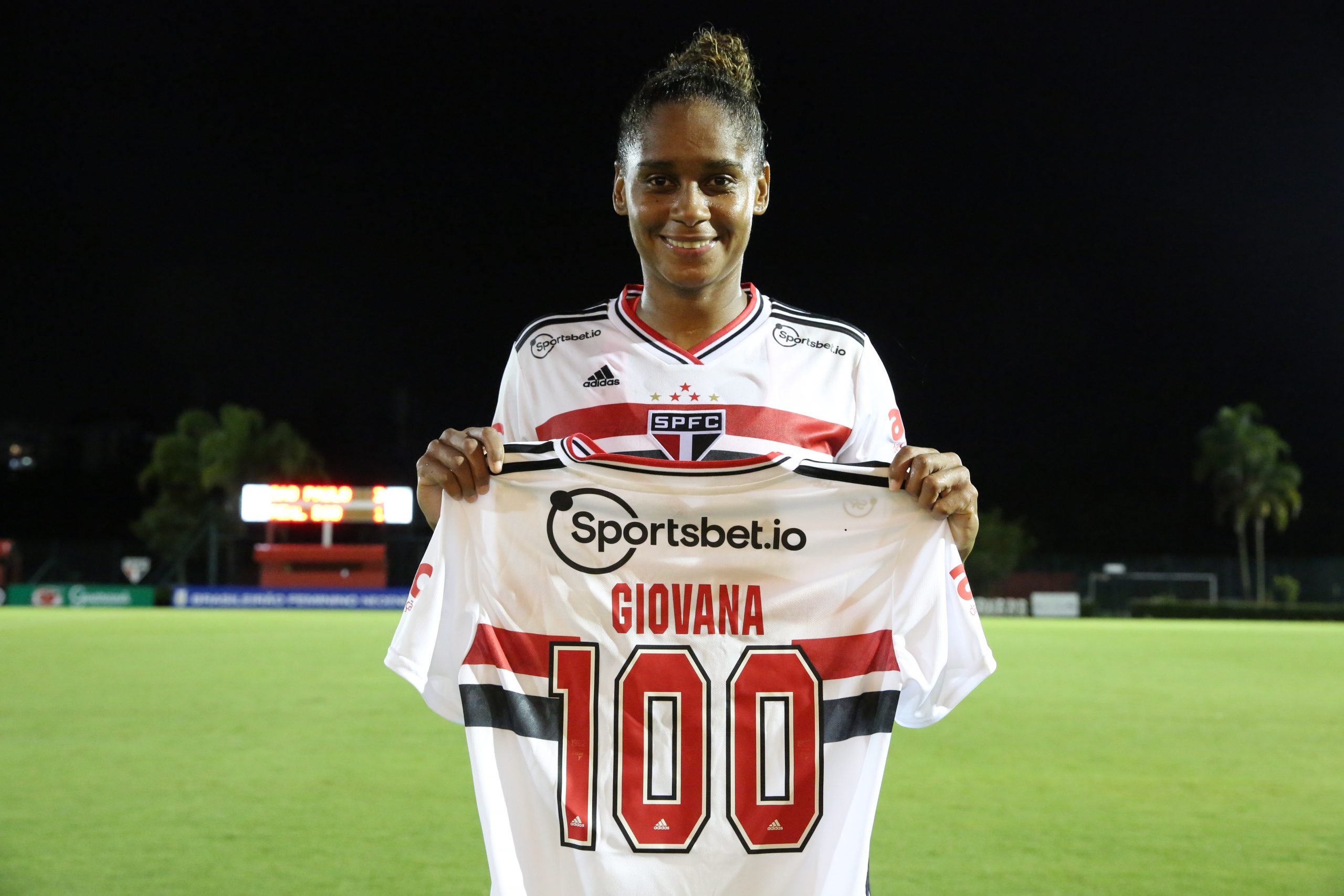 Giovana completa 100 jogos pelo Tricolor