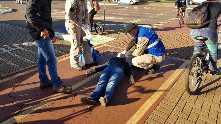Mulher fica ferida após sofrer queda de patinete na Avenida Brasil