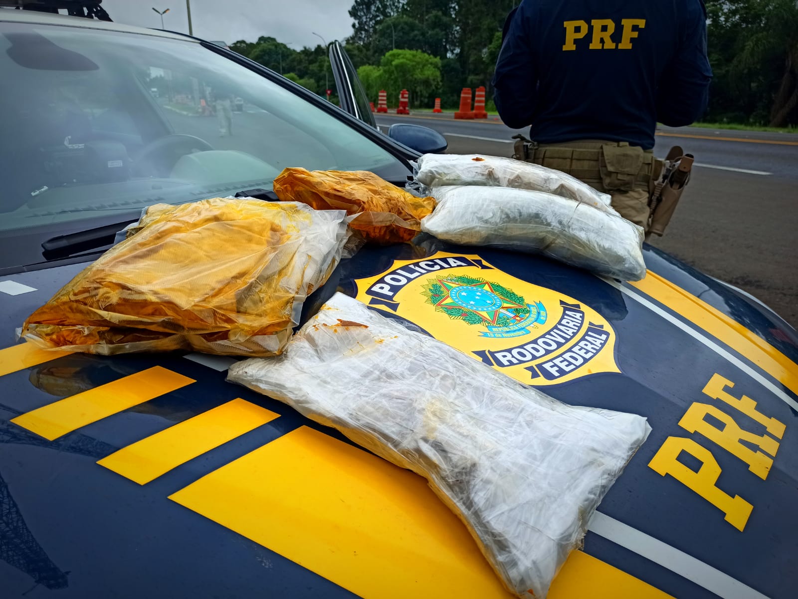 PRF apreende óleo de haxixe no Paraná; assista
