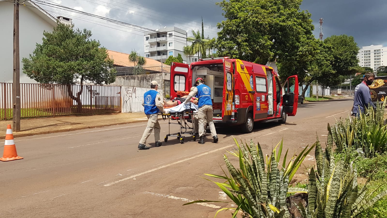 Motociclista sofre queda e fica ferido ao desviar de cachorro