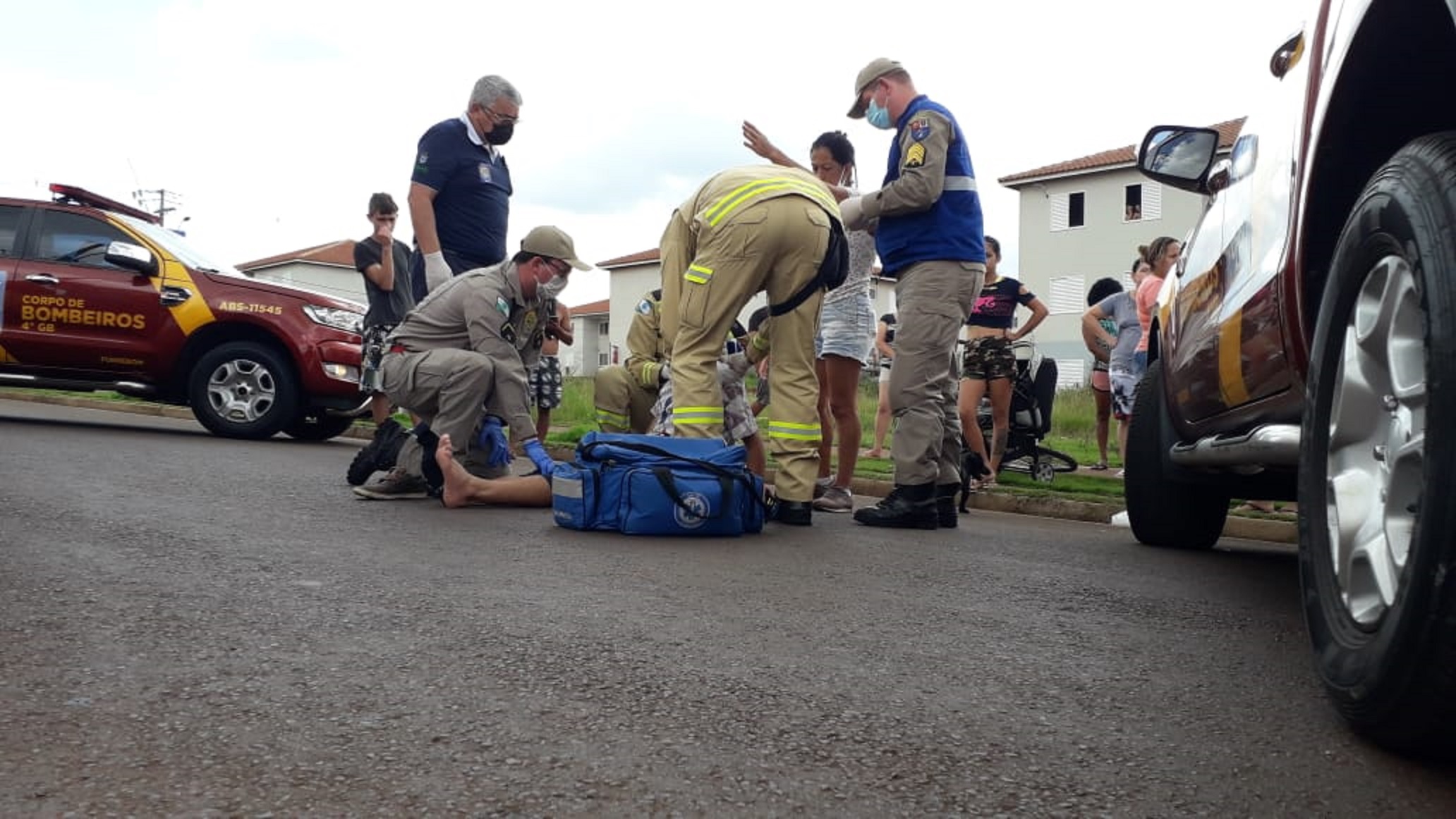Homem fica ferido em colisão entre carro e moto no Riviera