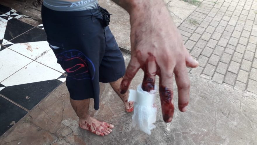 Briga de casal termina com homem esfaqueado no Jardim Clarito