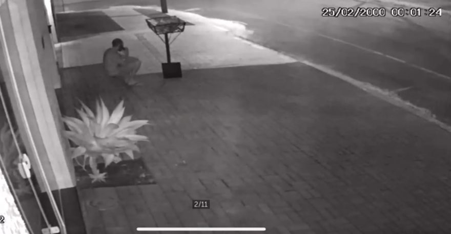 Câmera mostra homem que foi esfaqueado durante a madrugada ligando para o Siate para pedir socorro