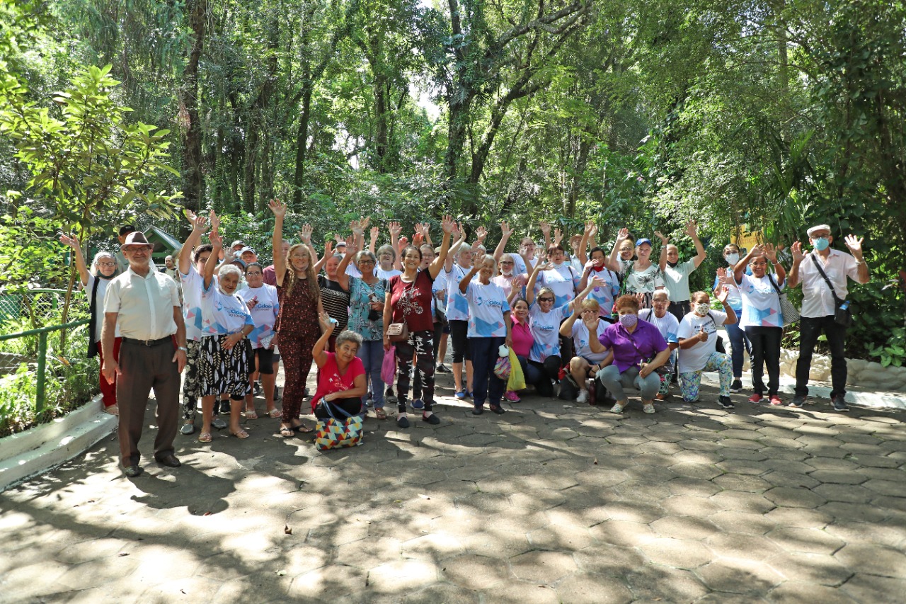 Caravana de idosos visitam o zoológico de Cascavel