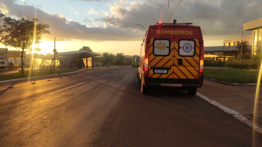 Homem sofre ferimento no crânio após colisão na Av. Brasil