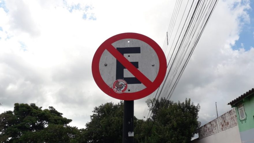 Carros são flagrados estacionados irregularmente em saída de Colégio; veja imagens