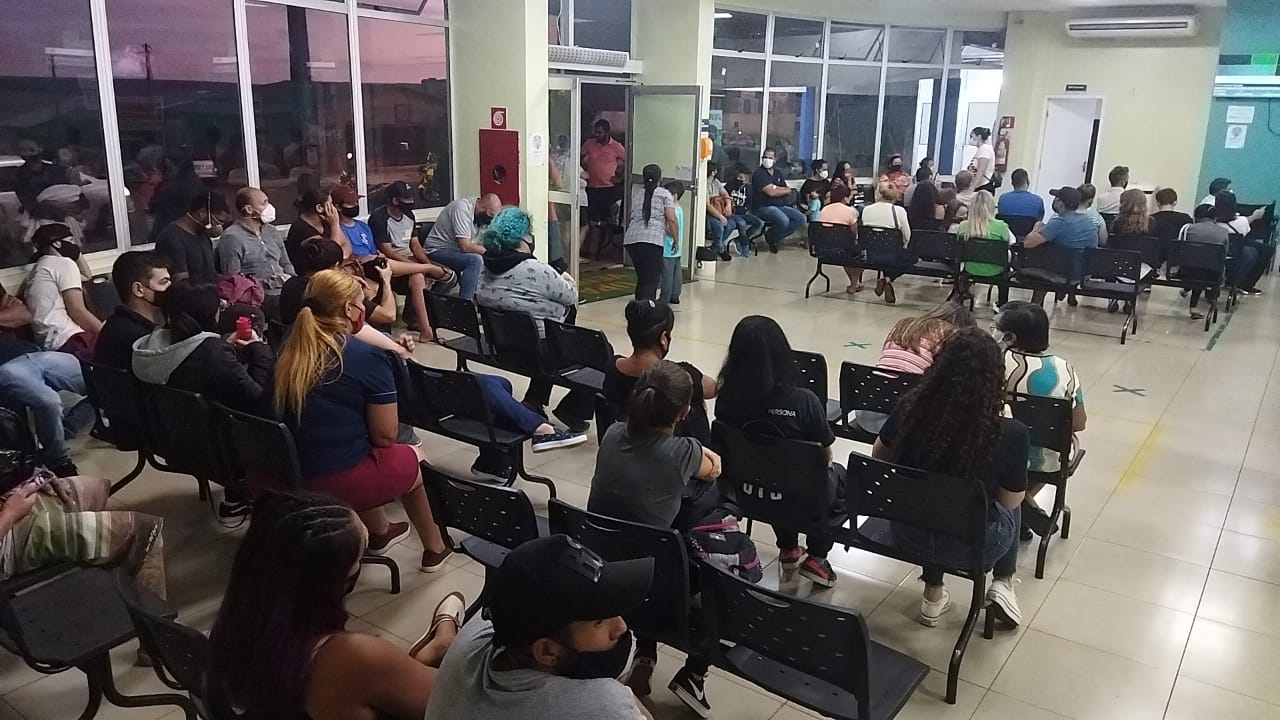 Pacientes aguardam horas para serem atendidos na Upa Veneza