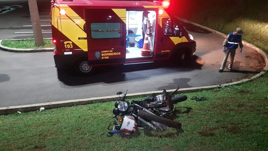 Motociclista perde o controle ao fazer curva e cai em barranco no estacionamento do Terminal Sudoeste