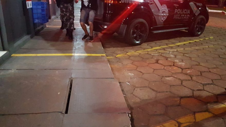 Rapaz com mandado de prisão em aberto é preso pela CHOQUE na Praça da Bíblia
