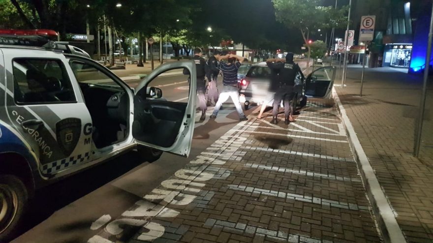 Condutor faz o retorno na Av. Brasil pela faixa elevada em frente a Catedral e é abordado pela GM