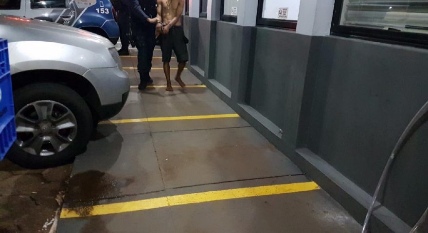Indivíduo é detido pela GM após agredir o pai com pedrada na boca, no Bairro Cascavel Velho