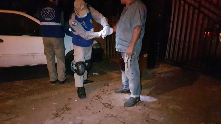 Idoso esfaqueado na mão é socorrido pelo Siate no Bairro Interlagos; Suspeito foi preso e cutelo apreendido