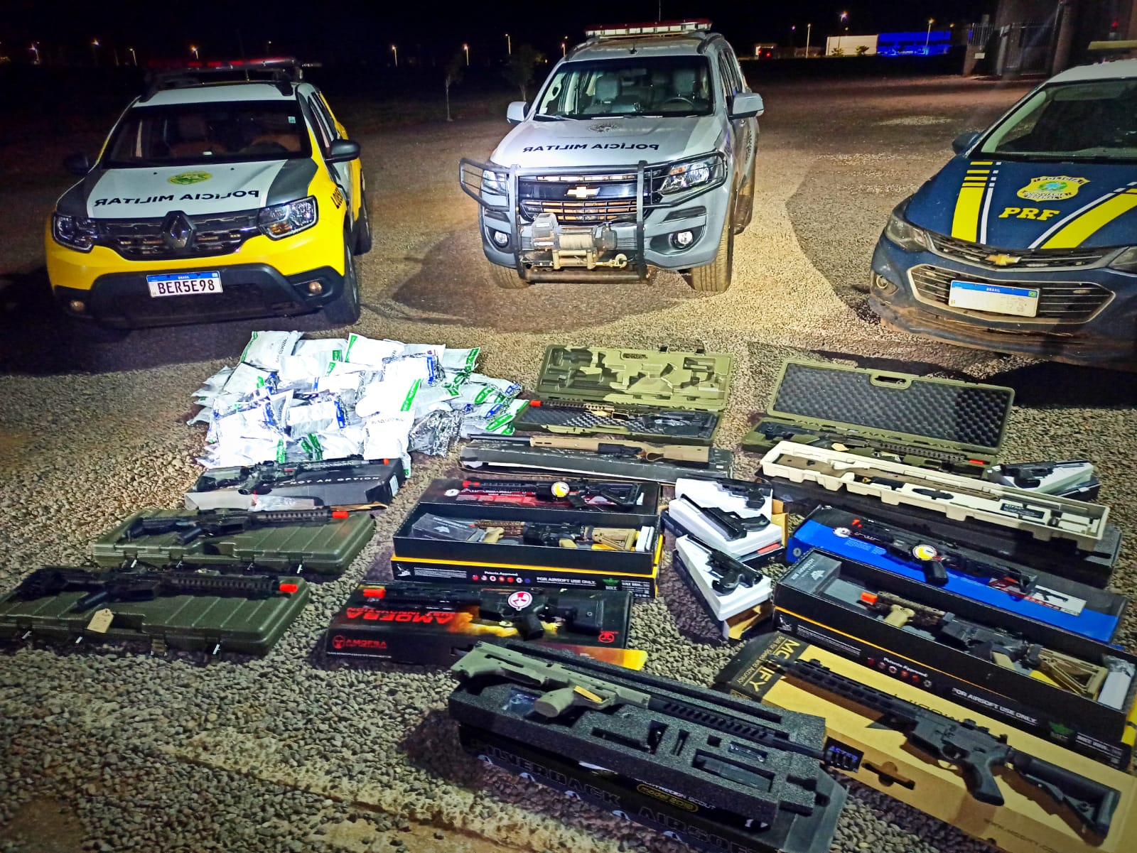 PRF e PM apreendem 18 simulacros de armas e 121 quilos de agrotóxicos em Toledo (PR)