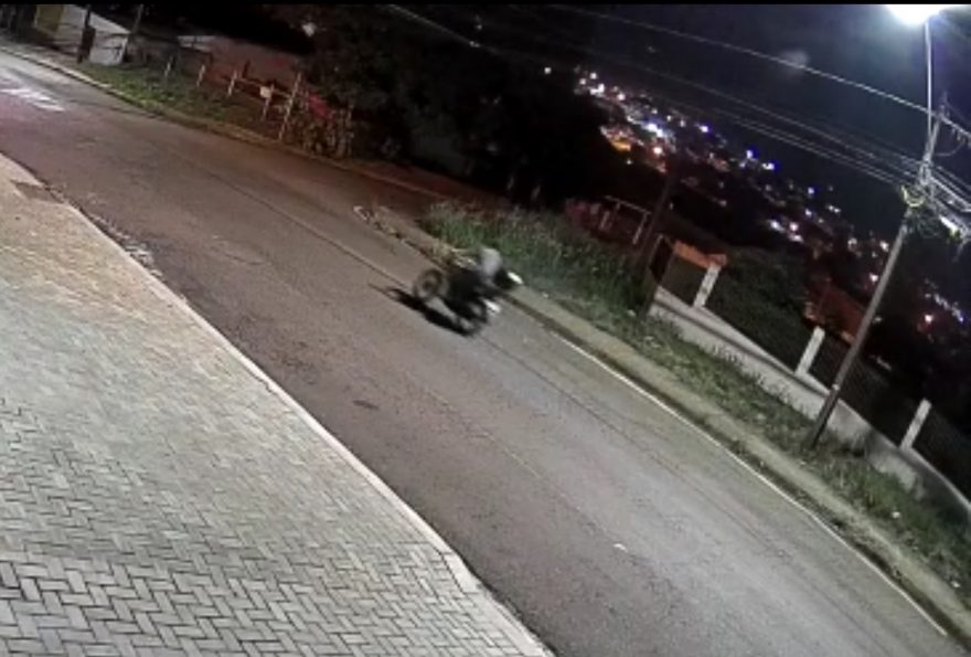 Vídeo mostra momento em que motocicleta Honda CG é furtada no Alto Alegre