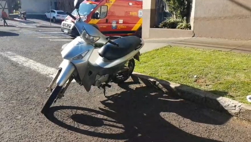 Bombeiros atendem vítima de colisão entre carro e moto no Centro