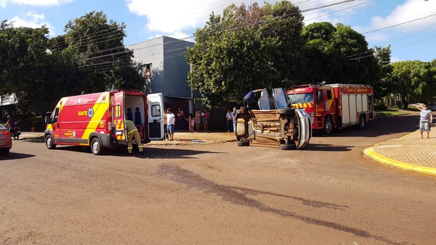 Ford Ka tomba após colisão com ‘utilitário’ no Bairro Santo Onofre; Duas crianças ficam feridas