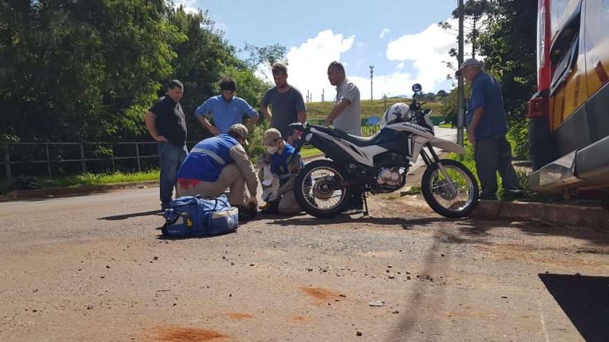 Motociclista fica ferido ao se envolver em acidente na Rua Bom Jesus
