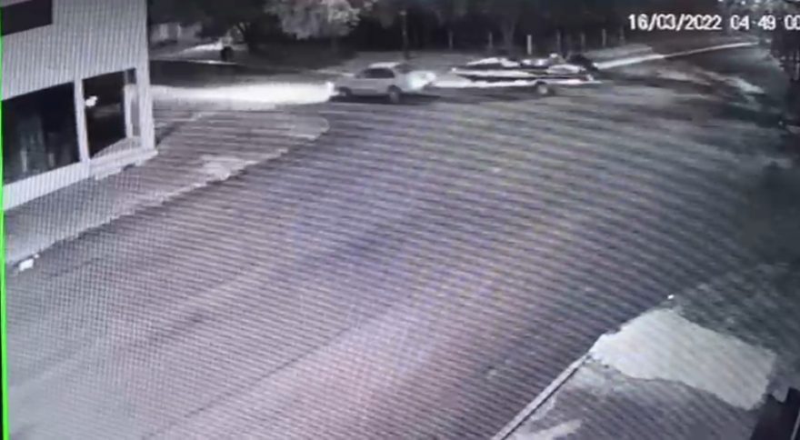 Vídeo mostra furto de lancha no Bairro Country, em Cascavel