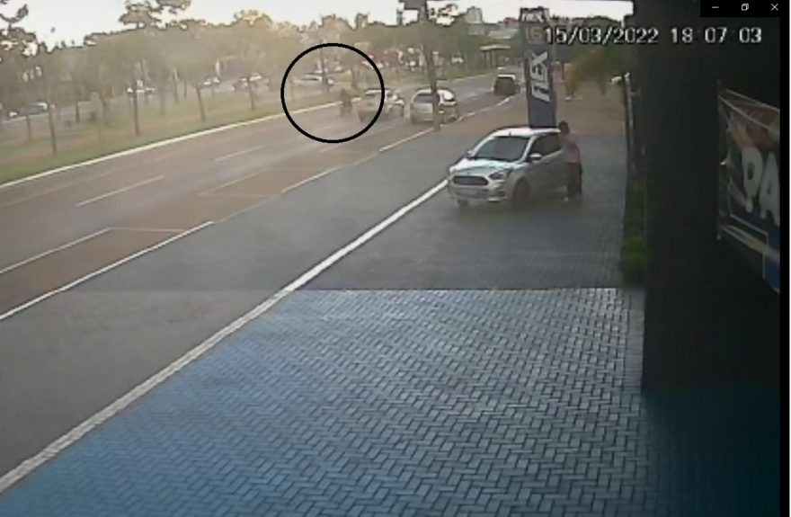 Vídeo mostra colisão entre carro e bicicleta na Avenida Brasil, no São Cristóvão