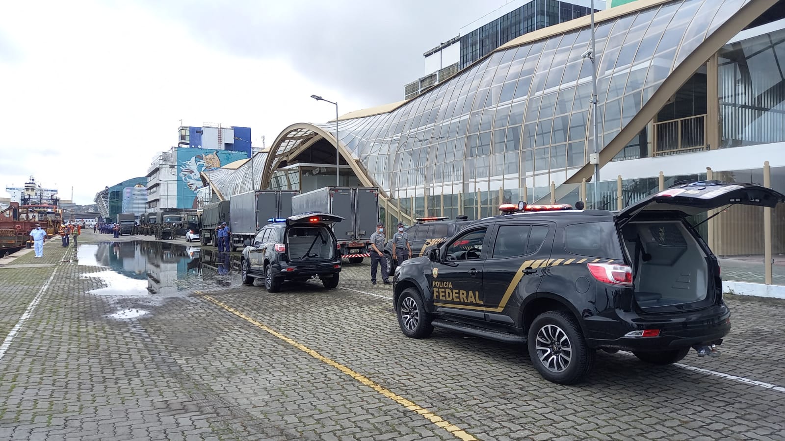 Polícia Federal apreende embarcação com cigarros contrabandeados