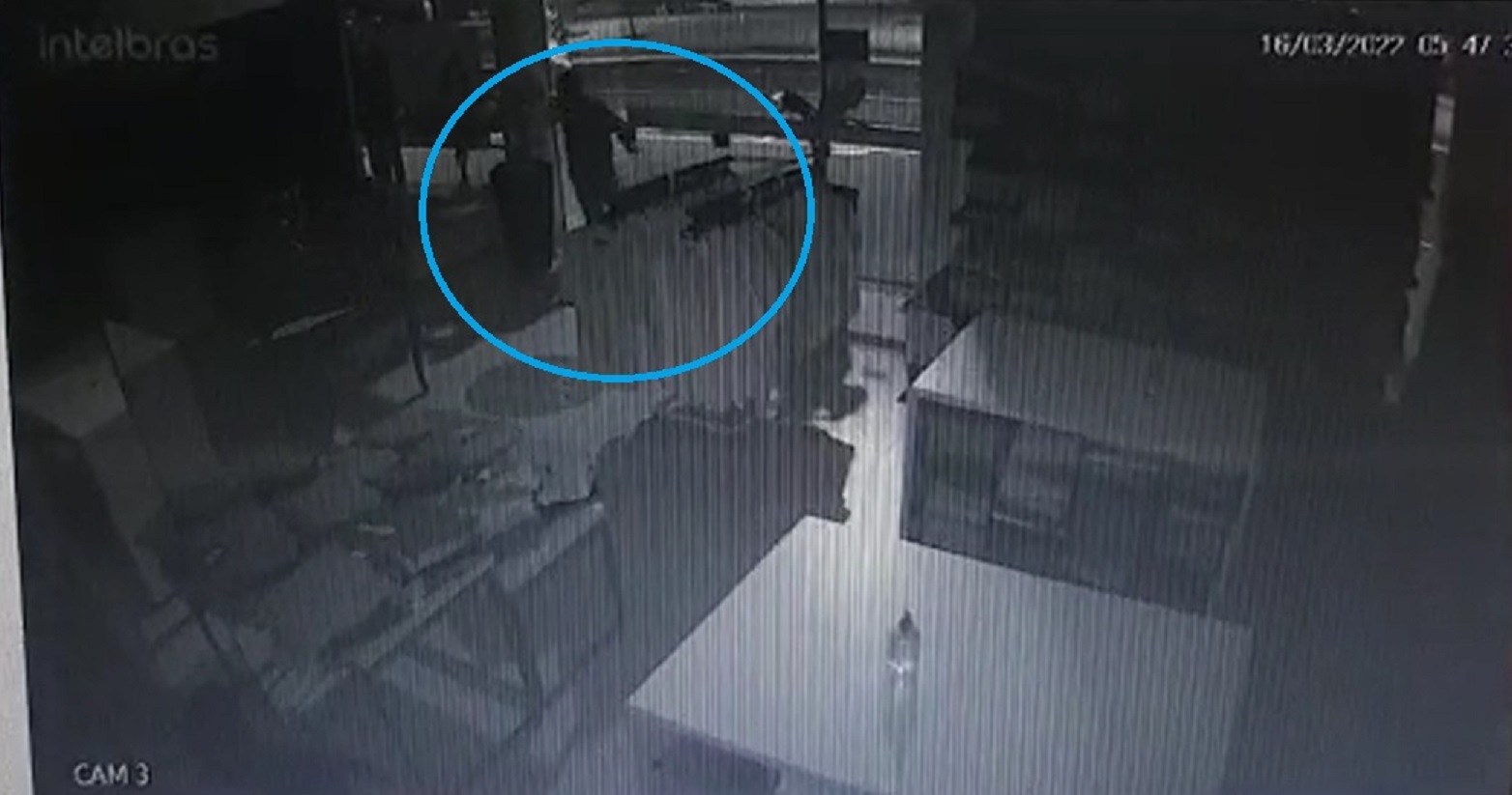 Ação de ladrão que estoura vidro de loja no Centro é flagrada por câmera