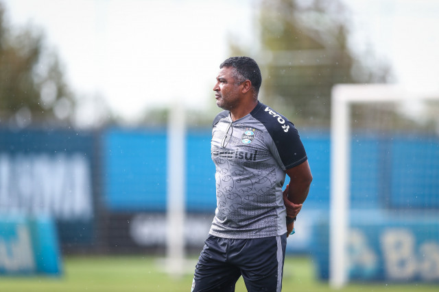 Roger Machado comanda treino tático focado no clássico de sábado