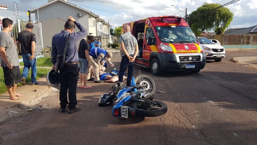 Mulher tem lesão grave após colisão entre carro e moto na Vila Tolentino