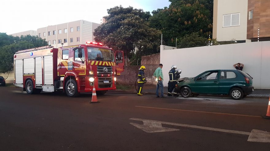 Incêndio em veículo Palio mobiliza equipe do Corpo de Bombeiros no Centro de Cascavel