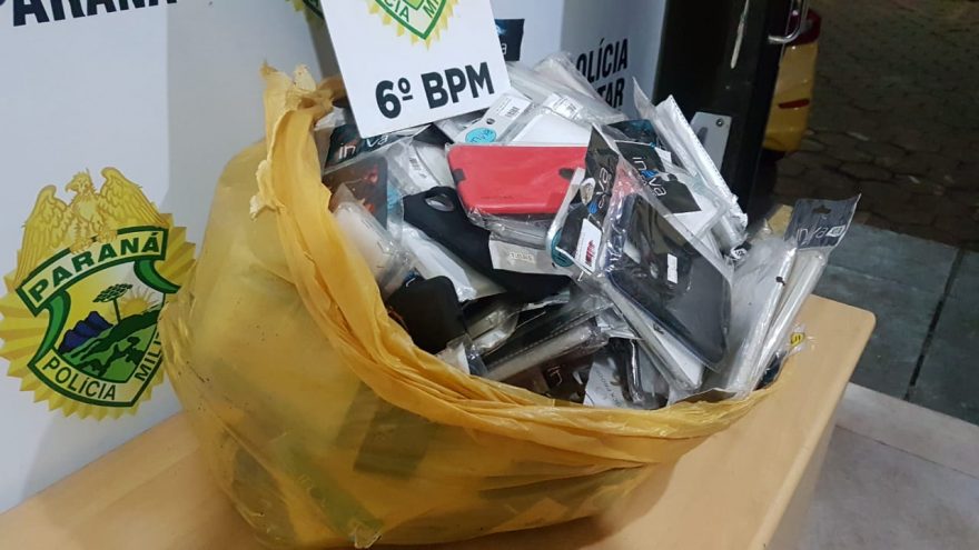 225 capinhas de celular encontradas em via pública são levadas para a delegacia