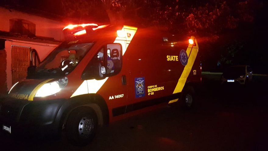 Corpo de Bombeiros atende pessoa ferida na Rua Maracaí, em Cascavel