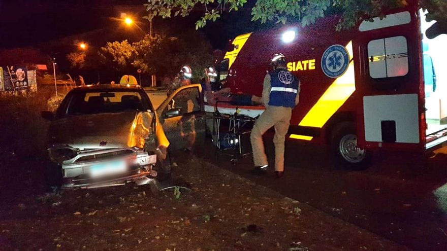 Homem de 43 anos é socorrido pelo Siate após colidir Palio contra árvore no Bairro Universitário