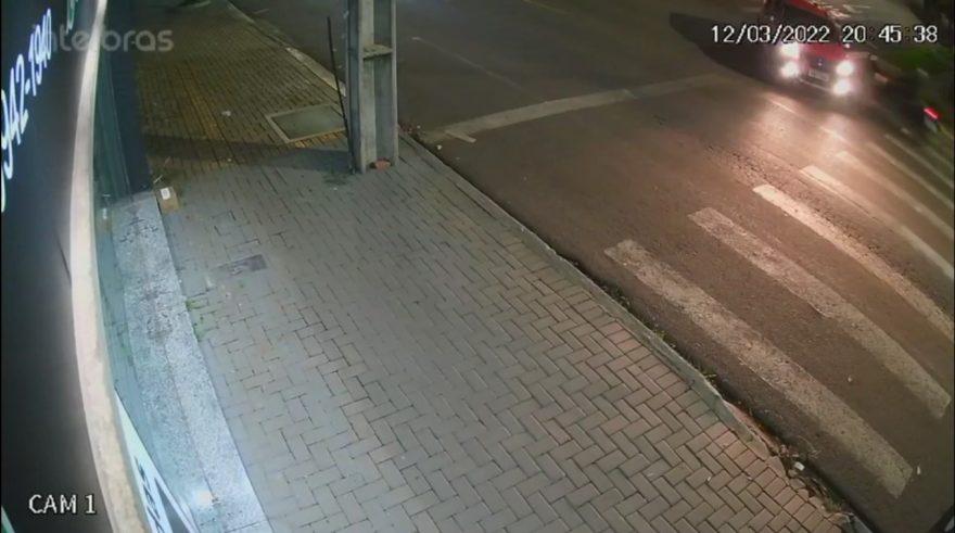 Imagens de câmera de segurança registram acidente entre Sandero e motocicleta na Rua Manaus