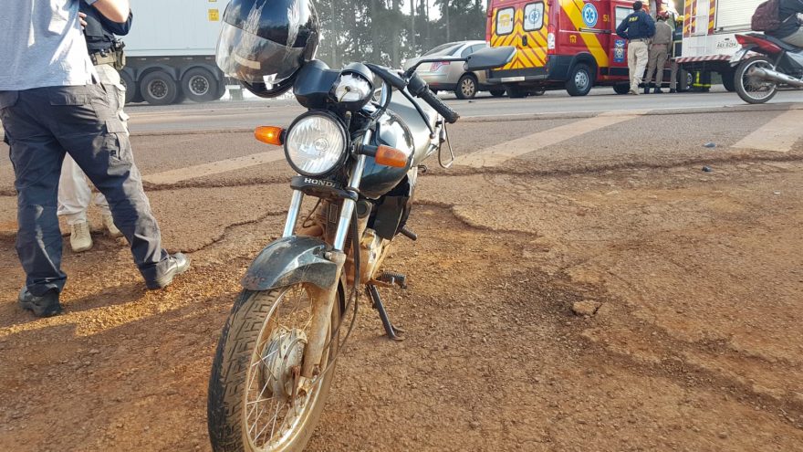 Homem fica ferido após colisão entre carro e moto na BR-277, em frente à Ferroeste