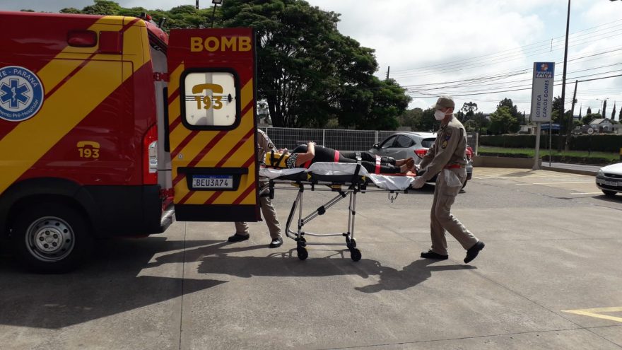 Mulher é socorrida após sofrer queda no Maria Luiza