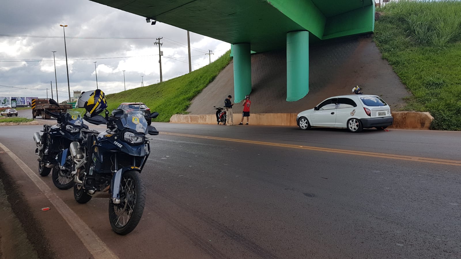 PRF realiza ação para coibir irregularidades no perímetro urbano da BR-277 em Cascavel