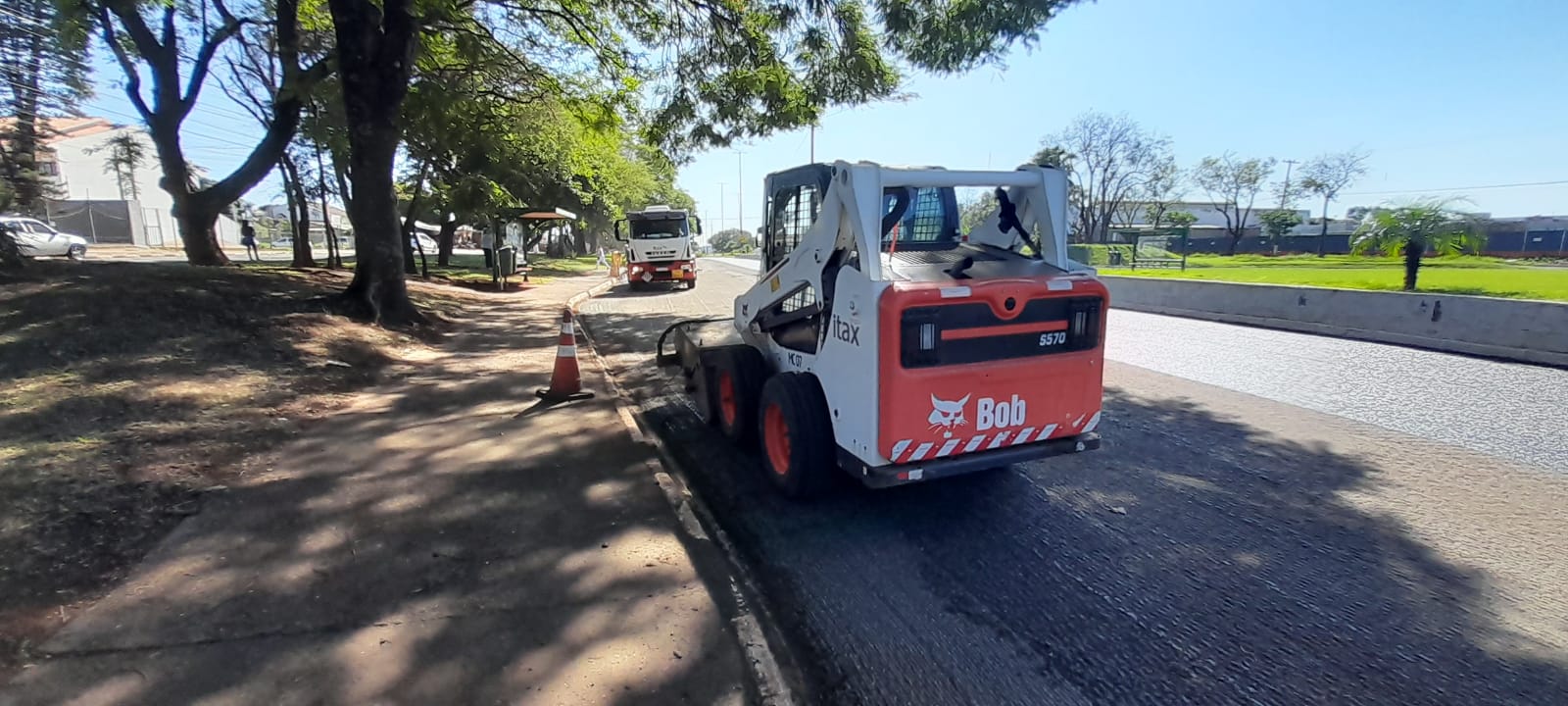 Prefeitura inicia melhorias na pavimentação da Avenida Costa e Silva