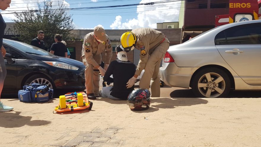 Motociclista se fere após se envolver em colisão com carro na Rua Recife