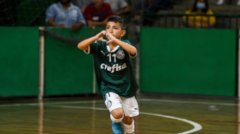 Com o pai na arquibancada, filho de Dudu marca em amistoso do time Sub-9 de futsal