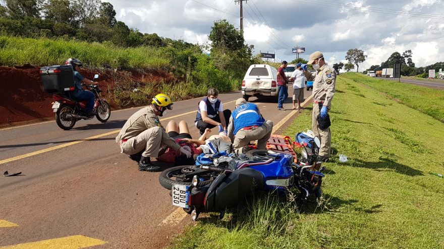 Duas pessoas ficam feridas após colisão entre carro e moto às margens da BR-277, em Cascavel