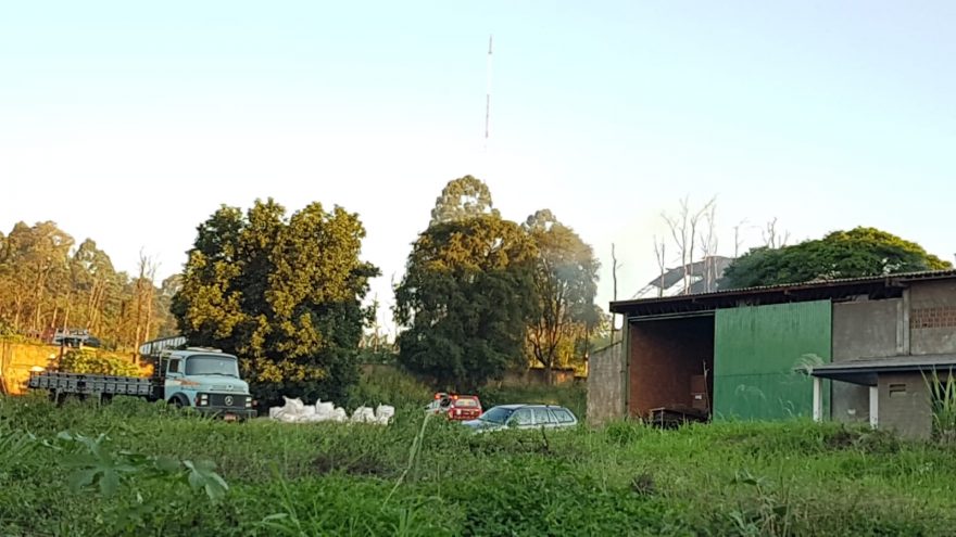 Depósito de madeira às margens da BR-277 pega fogo e Corpo de Bombeiros é acionado