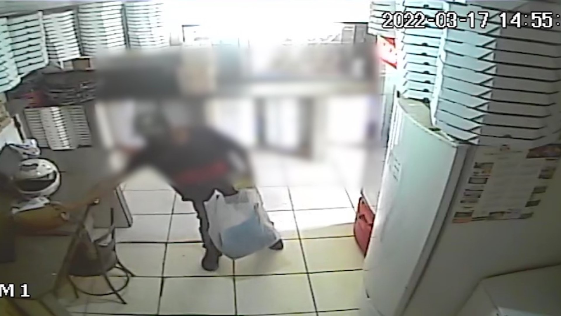 Câmeras de segurança flagram momento em que bolsa é furtada em estabelecimento de Cascavel
