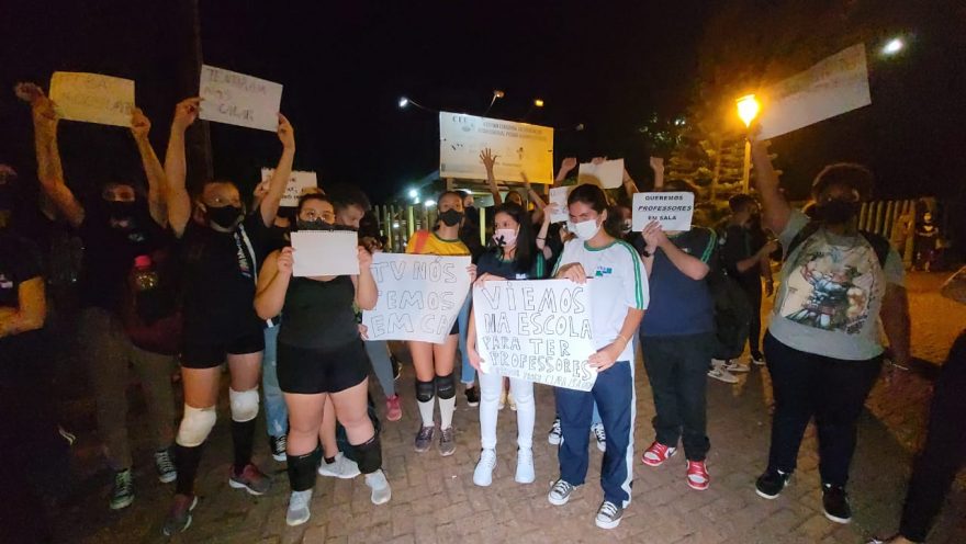 “A gente é o futuro do Paraná, do Brasil (…) por que a gente não pode ter professor agora?” relata aluna de Colégio de Cascavel