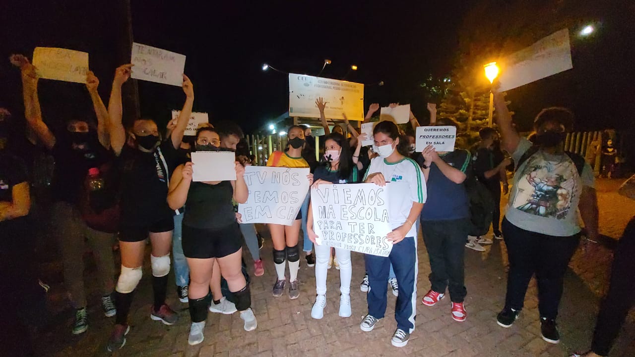 “A gente é o futuro do Paraná, do Brasil (…) por que a gente não pode ter professor agora?” relata aluna de Colégio de Cascavel