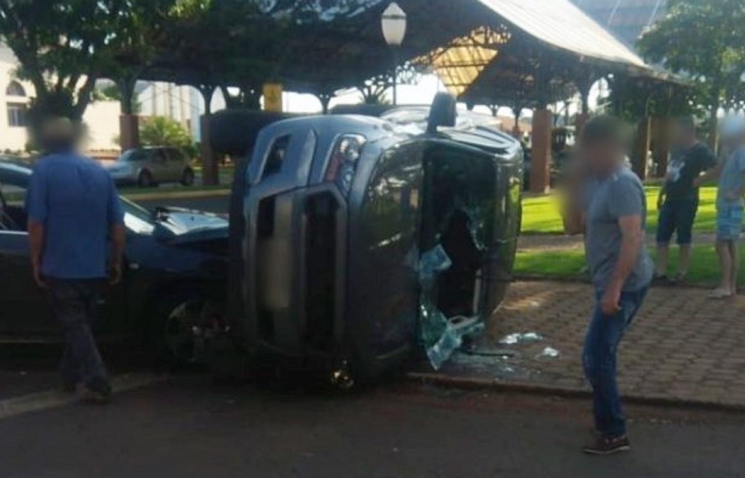 Carro capota após colisão em Quatro Pontes
