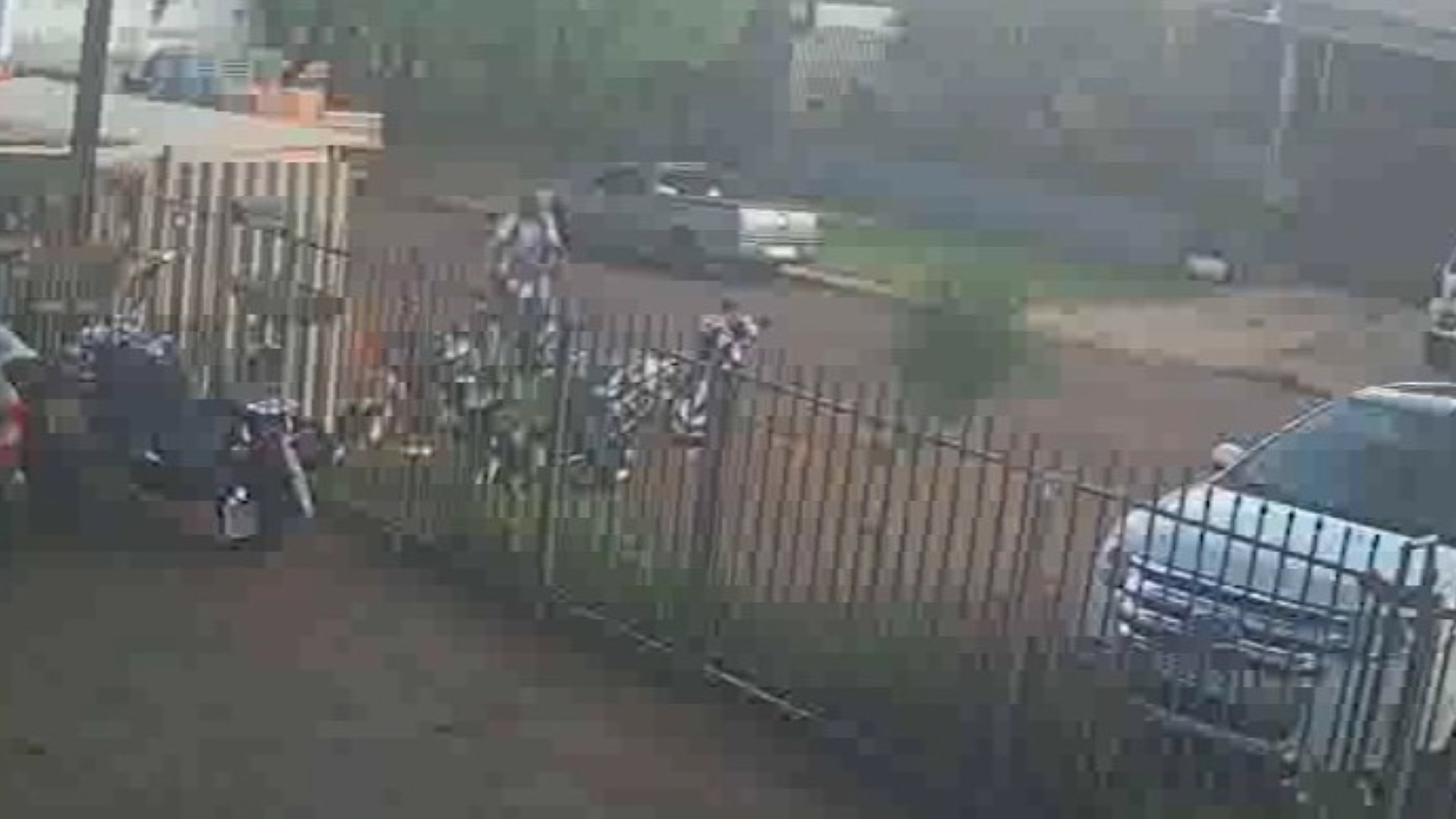 Veja imagens de momento em que motocicleta é furtada em Cascavel