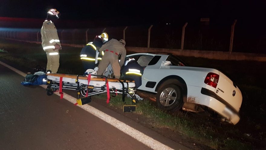 Homem fica encarcerado após capotar veículo na PR-180 em Juvinópolis